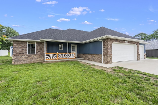 121 S Aspen St, Buffalo, MO 65622 - single story home with covered porch, stone siding, concrete driveway, an attached garage, and a front lawn