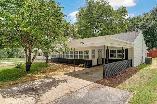 1317 S Willow Ave, Springfield, MO 65804 - view of front of home featuring driveway, a shingled roof, a carport, and a front yard