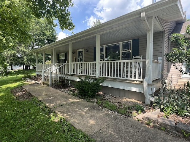 1014 Sassafras St, Willow Springs, MO 65793 - view of front facade with a porch
