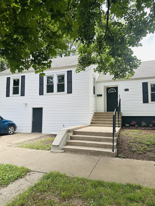 652 W Hovey St, Springfield, MO 65802 - view of front facade with entry steps