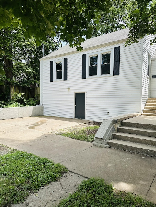 652 W Hovey St, Springfield, MO 65802 - view of front facade featuring a patio