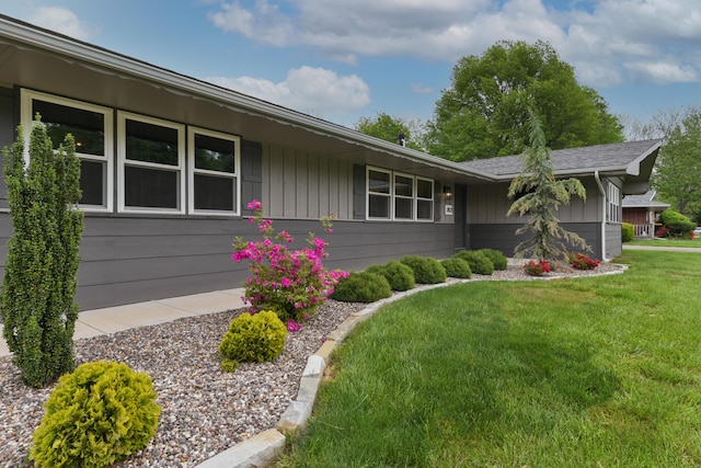 2823 E Catalpa St, Springfield, MO 65804 - single story home featuring a front yard