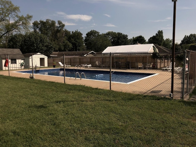 2823 E Catalpa St, Springfield, MO 65804 - community pool with view of wooded area