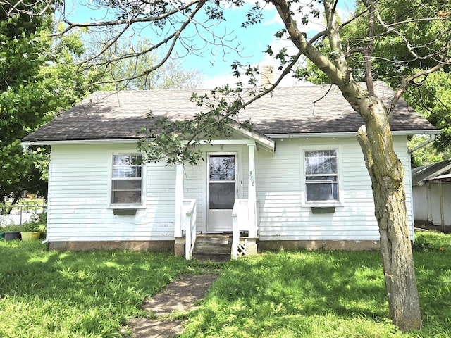 306 S Locust St, Buffalo, MO 65622 - view of front facade featuring entry steps, roof with shingles, and a front yard
