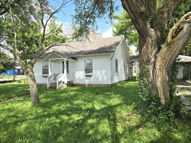 306 S Locust St, Buffalo, MO 65622 - view of front of property with a shingled roof and a front lawn
