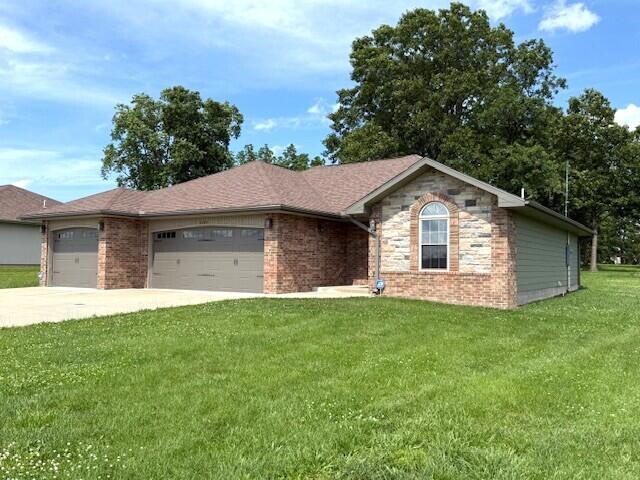 2604 Country Dr, Mountain Grove, MO 65711 - ranch-style house with a garage, a front lawn, concrete driveway, and brick siding