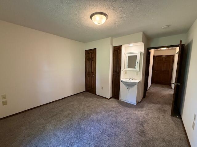 2604 Country Dr, Mountain Grove, MO 65711 - unfurnished bedroom featuring carpet flooring and a textured ceiling