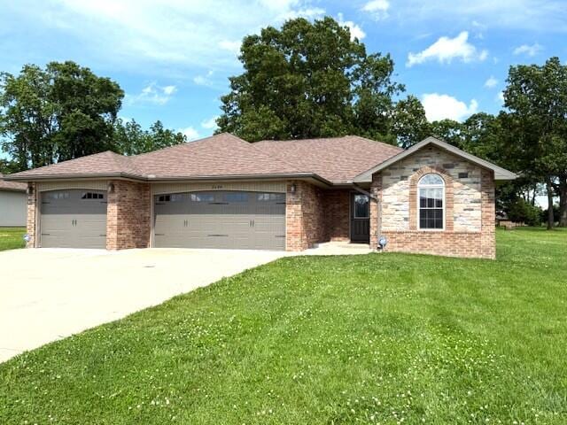 2604 Country Dr, Mountain Grove, MO 65711 - single story home featuring a garage, concrete driveway, a front lawn, and brick siding