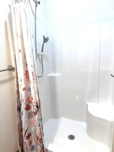 2604 Country Dr, Mountain Grove, MO 65711 - full bath featuring a shower with curtain and a textured wall