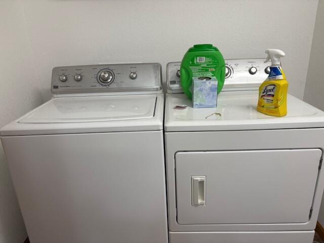 117 E Springfield St, Aurora, MO 65605 - laundry room featuring washing machine and dryer