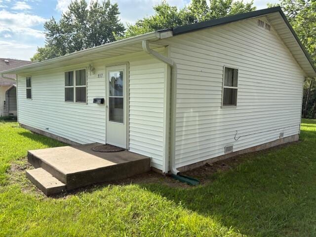 117 E Springfield St, Aurora, MO 65605 - rear view of property with crawl space and a yard