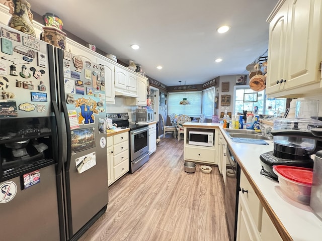 3517 Hackberry Ln, Joplin, MO 64801 - kitchen featuring stainless steel appliances, light wood-type flooring, a peninsula, light countertops, and recessed lighting