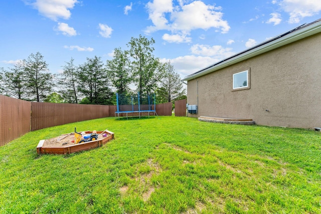 770 Mills Hollow Rd, Branson, MO 65616 - fenced backyard featuring a trampoline