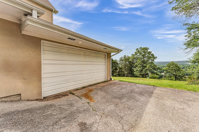 280 W Woodland Dr Unit Ld, Branson, MO 65616 - garage with driveway