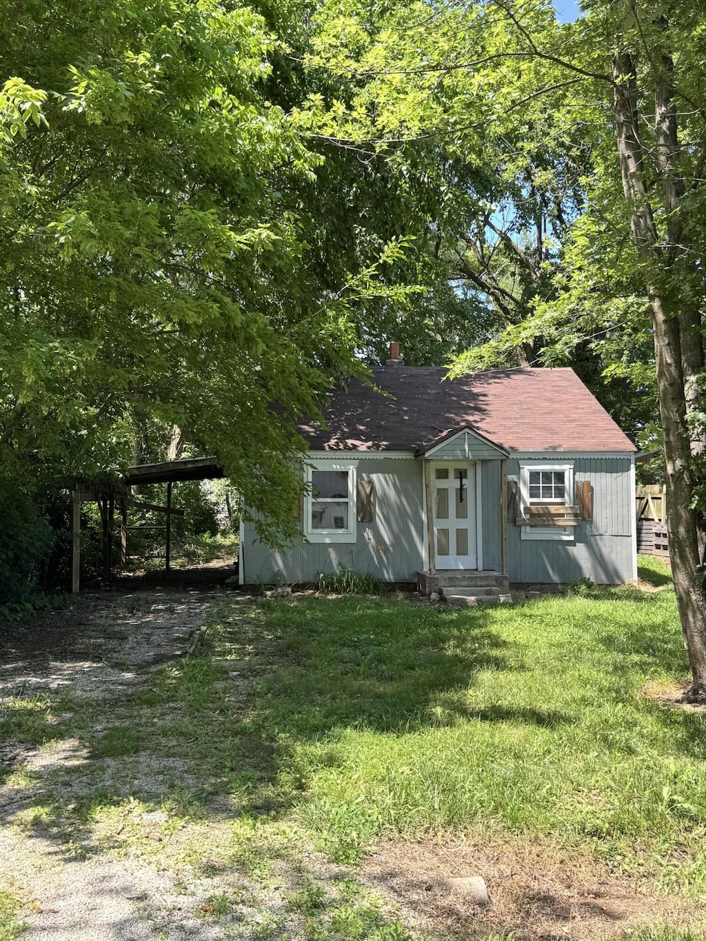 3041 W Water St, Springfield, MO 65802 - view of front of house with a front yard and driveway