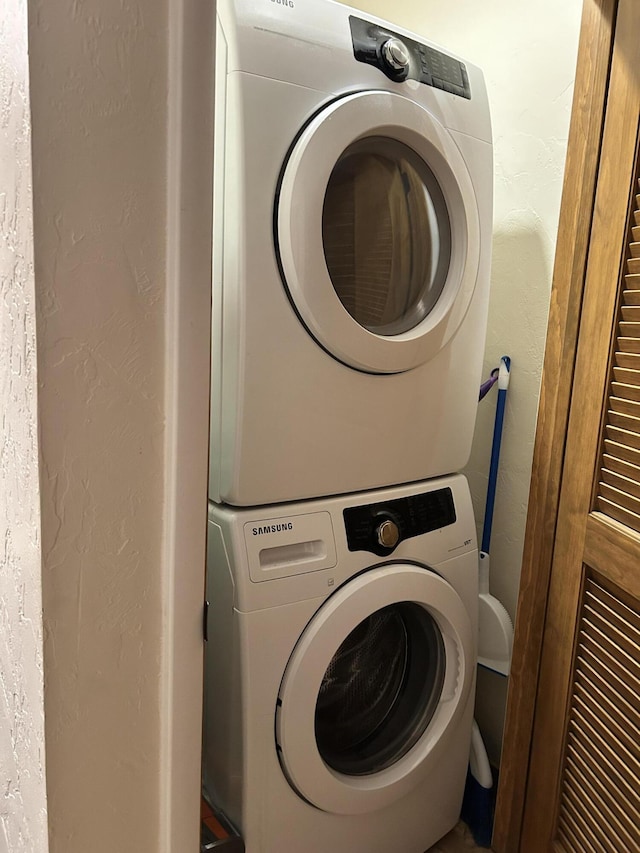 14 Little Creek Ln, Kimberling City, MO 65686 - laundry area with stacked washer / drying machine and a textured wall