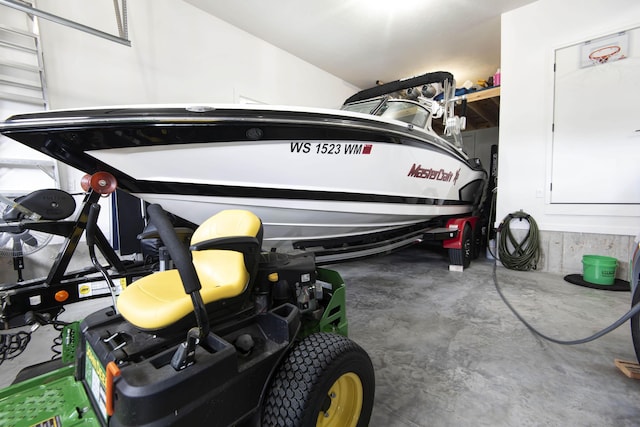 1510 N Lake Edge Dr, Springfield, MO 65802 - view of garage