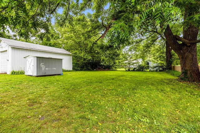 1024 N Fulbright Ave, Springfield, MO 65802 - view of grassy yard with an outbuilding and a detached garage