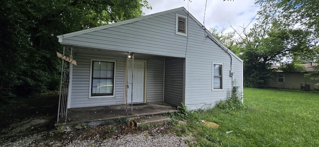 2351 E Pacific St, Springfield, MO 65803 - bungalow featuring a front yard