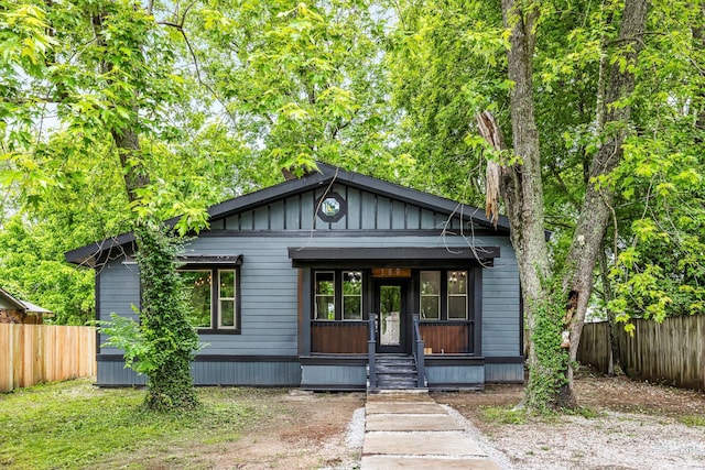 189 Walnut St, Sparta, MO 65753 - bungalow-style home featuring a porch