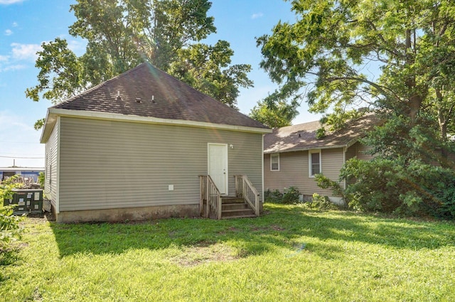 619 N Nettleton Ave, Springfield, MO 65802 - rear view of property featuring a yard and a shingled roof