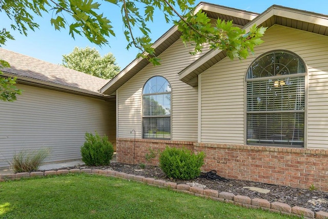 828 S Chinkapin Ave, Nixa, MO 65714 - view of side of property featuring brick siding and a lawn