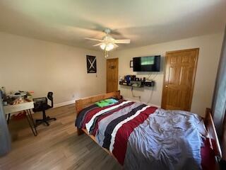 5125 S Walnut Hill Rd, Springfield, MO 65810 - bedroom with wood finished floors and a ceiling fan