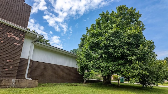 1160 Bethel Ave, Mammoth Spring, AR 72554 - view of side of home featuring a lawn and brick siding