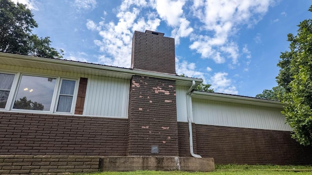 1160 Bethel Ave, Mammoth Spring, AR 72554 - view of home's exterior with a chimney