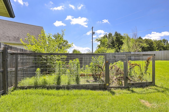 1020 Berkley Dr, Marshfield, MO 65706 - fenced backyard featuring a garden