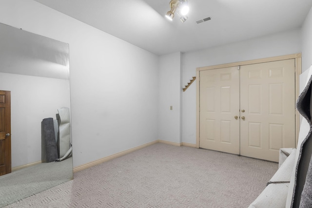 2661 E Ridgewood Dr, Springfield, MO 65804 - carpeted entryway with baseboards