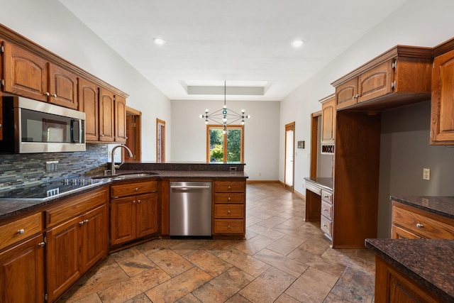 2661 E Ridgewood Dr, Springfield, MO 65804 - kitchen with stainless steel appliances, a tray ceiling, a chandelier, backsplash, and a peninsula