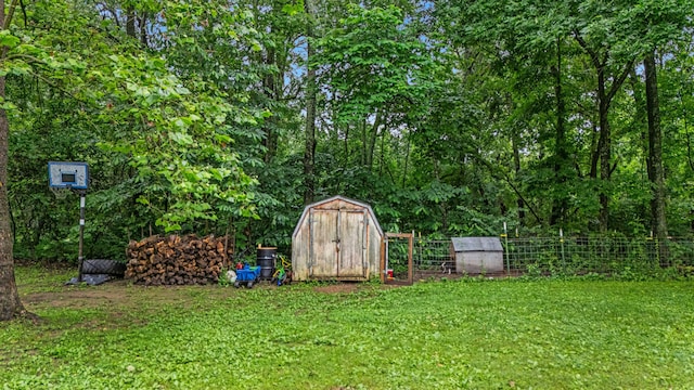 1215 Lanton Rd, West Plains, MO 65775 - view of yard featuring a storage unit