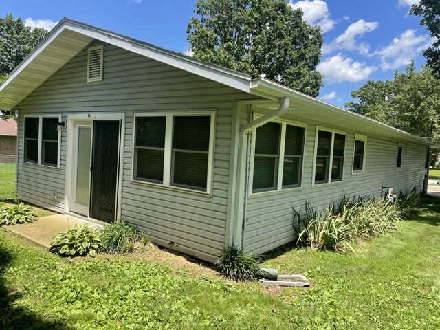 2105 Oakridge Dr, Ava, MO 65608 - view of side of home with a yard