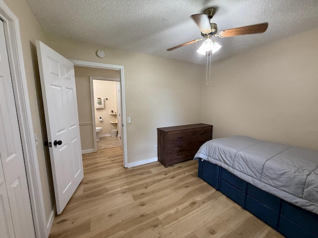 16051 Mo 142, Thayer, MO 65791 - bedroom featuring light wood finished floors, a textured ceiling, and ceiling fan
