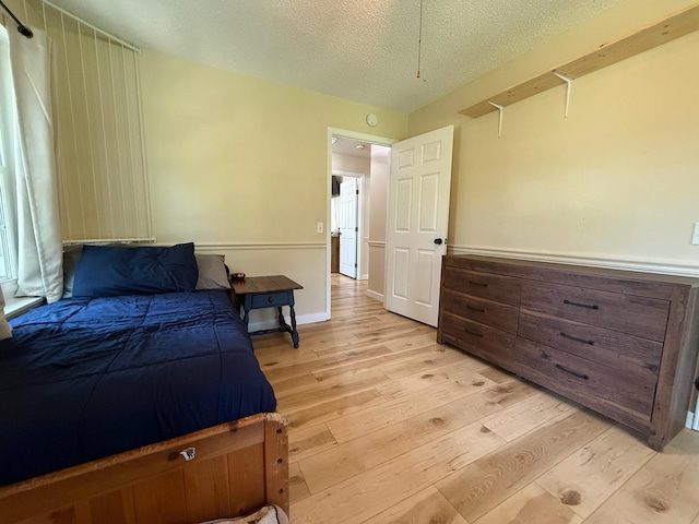 16051 Mo 142, Thayer, MO 65791 - bedroom featuring light wood-type flooring and a textured ceiling