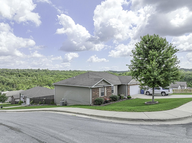 440 Spring Meadow Pkwy, Branson, MO 65616 - view of front of house featuring an attached garage, a front yard, driveway, and brick siding