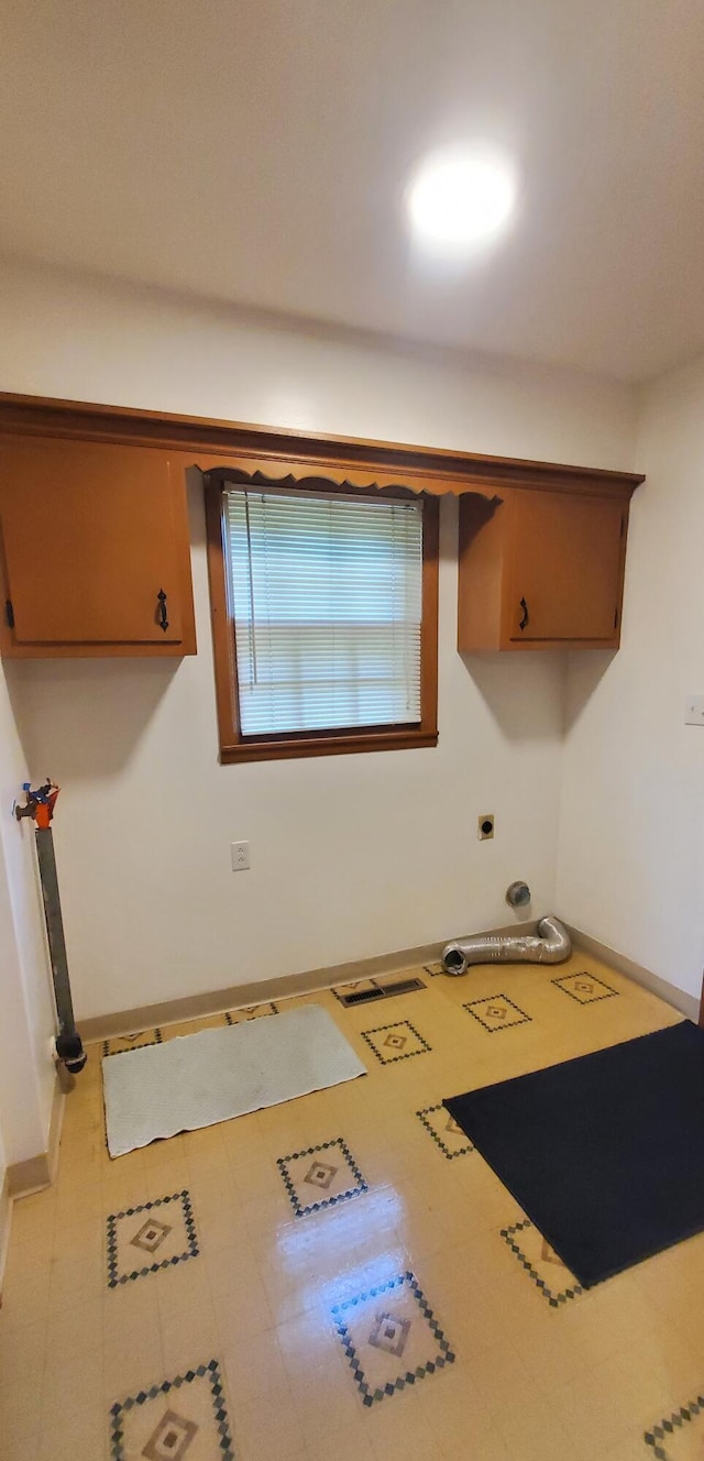 918 E Mcgee St, Springfield, MO 65807 - laundry area featuring baseboards