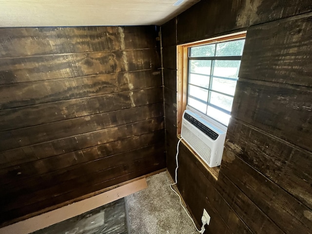 805 E 13th St, Cassville, MO 65625 - detailed view of wood walls