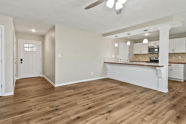 3539 S Walnut Hill Dr, Springfield, MO 65807 - kitchen featuring stainless steel appliances, wood finished floors, decorative backsplash, and a ceiling fan