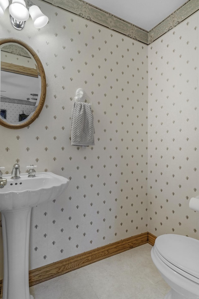 3416 S Barnes Ave, Springfield, MO 65804 - bathroom featuring wallpapered walls