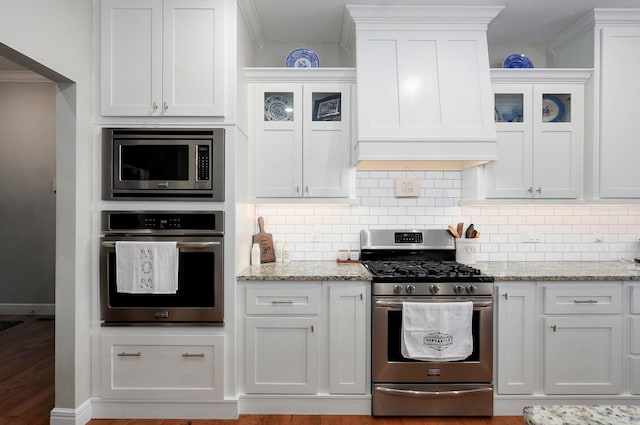 914 W Lorenza Dr, Nixa, MO 65714 - kitchen with appliances with stainless steel finishes, white cabinetry, backsplash, and ornamental molding
