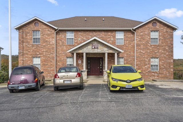 2950 Vineyards Pkwy Unit 5, Branson, MO 65616 - townhome / multi-family property featuring uncovered parking, brick siding, and roof with shingles