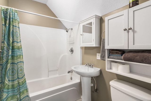 859 Crows Nest Trl, Branson, MO 65616 - full bathroom featuring shower / tub combo with curtain and vaulted ceiling