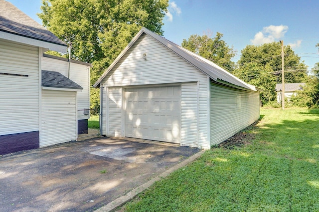 2131 N Pickwick Ave, Springfield, MO 65803 - detached garage featuring driveway