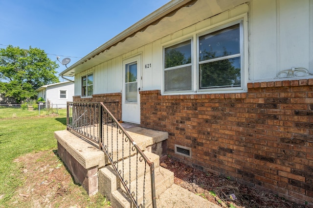 621 E Cleveland St, Seymour, MO 65746 - view of exterior entry featuring brick siding
