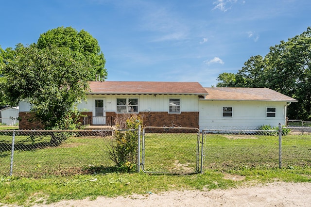 621 E Cleveland St, Seymour, MO 65746 - ranch-style home with brick siding and a gate