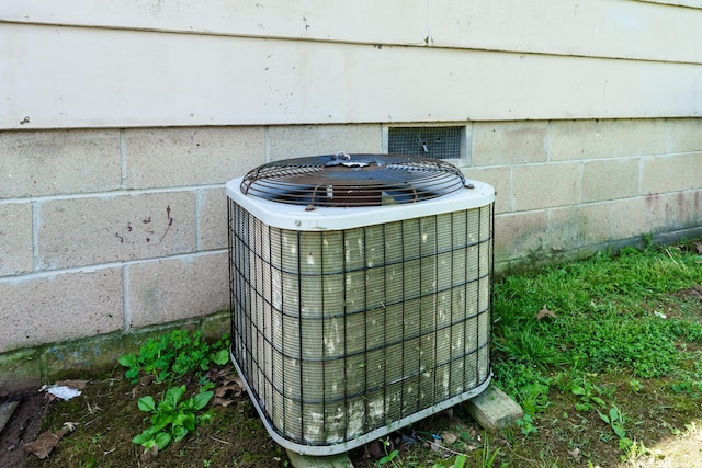 621 E Cleveland St, Seymour, MO 65746 - exterior view of a cooling unit and crawl space