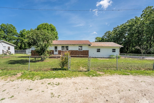 621 E Cleveland St, Seymour, MO 65746 - ranch-style home featuring a fenced front yard and a gate