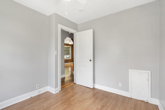 1524 S Thelma Ave, Springfield, MO 65807 - spare room with light wood-style floors, a ceiling fan, arched walkways, and a smoke detector